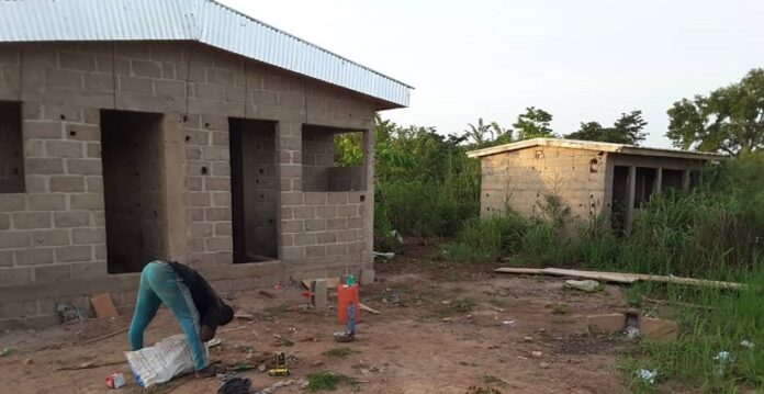 Le-batiment-des-premieres-toilettes-du-college-moderne-Molonou-a-Tiebissou-en-construction-825x425